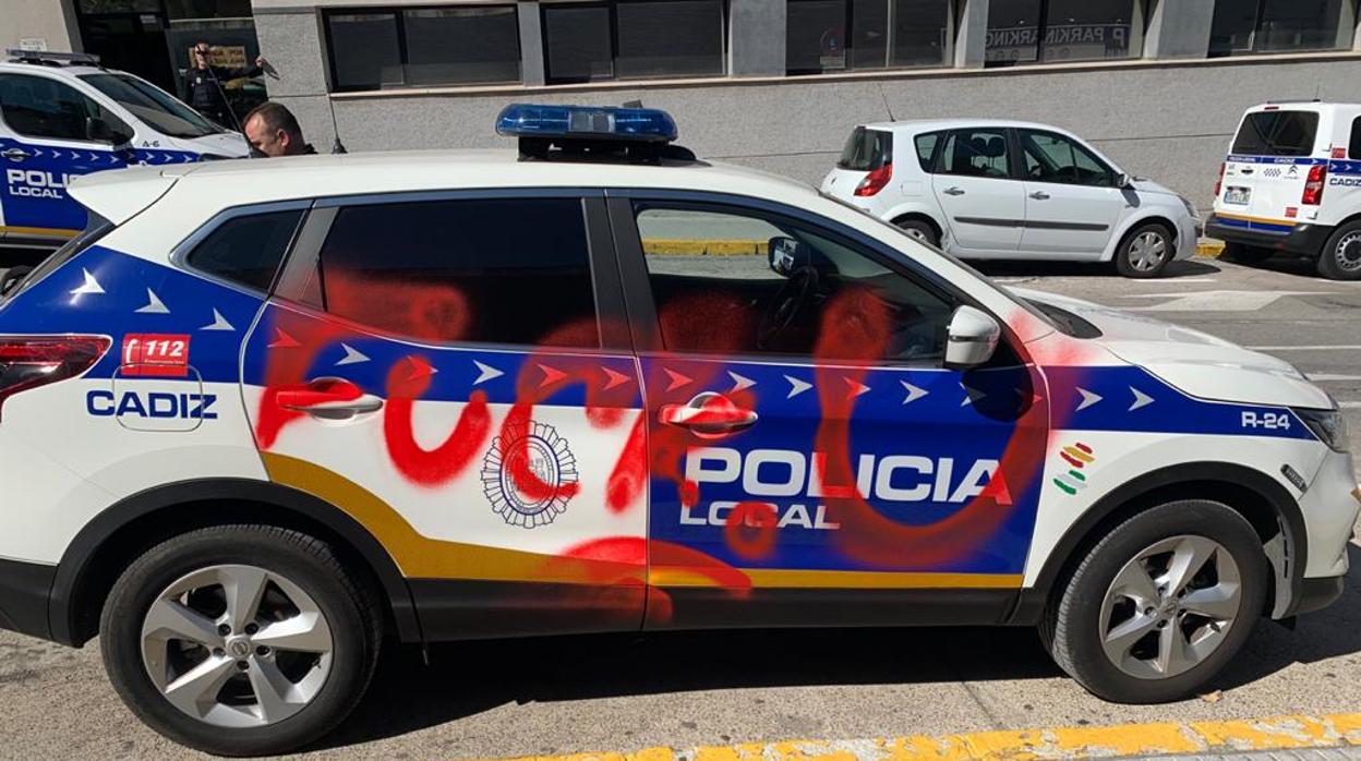 Amanece pintado uno de los nuevos vehículos de la Policía Local de Cádiz