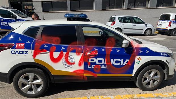 Amanece pintado uno de los nuevos vehículos de la Policía Local de Cádiz