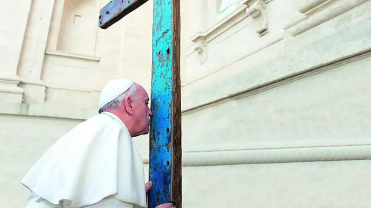 El papa Francisco, con la Cruz de Lampedusa