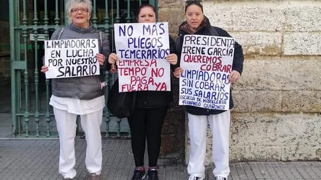 Las trabajadoras se han manifestado en más de una ocasión a las puertas de la Diputación.