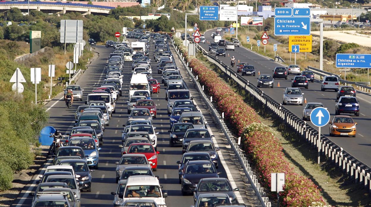 Los atascos son continuos en el nudo durante el verano