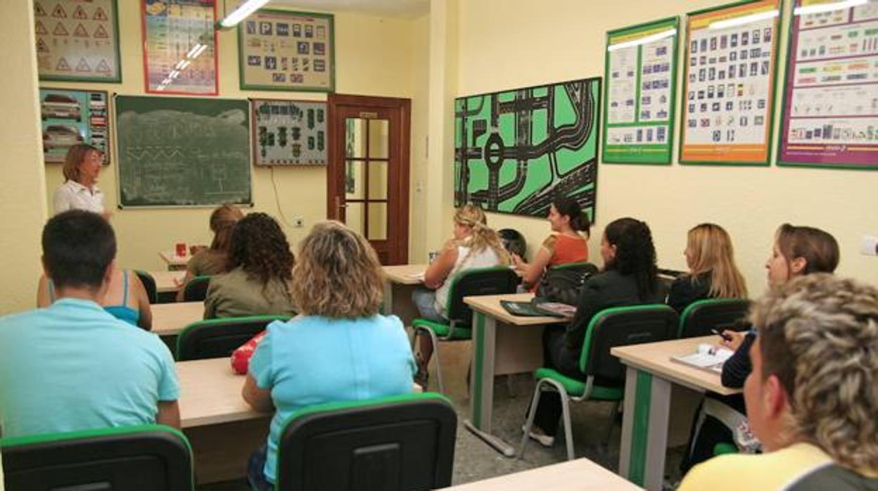 Varios alumnos reciben una clase de conducir en una autoescuela