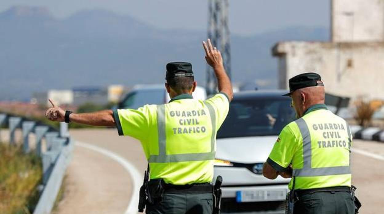 Dos agentes de la Guardia Civil de Tráfico, durante un control en una carretera