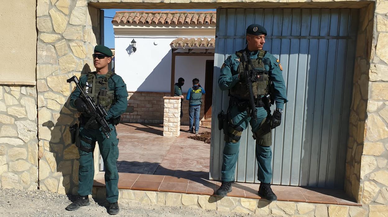 Los agentes custodian una vivienda de Trebujena registrada durante la operación antidroga de este martes