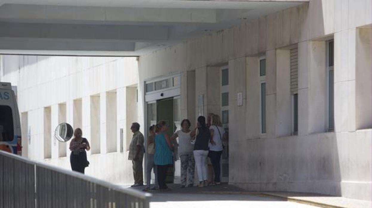 Foto de archivo de la puerta de Urgencias del hospital Puerta del Mar.