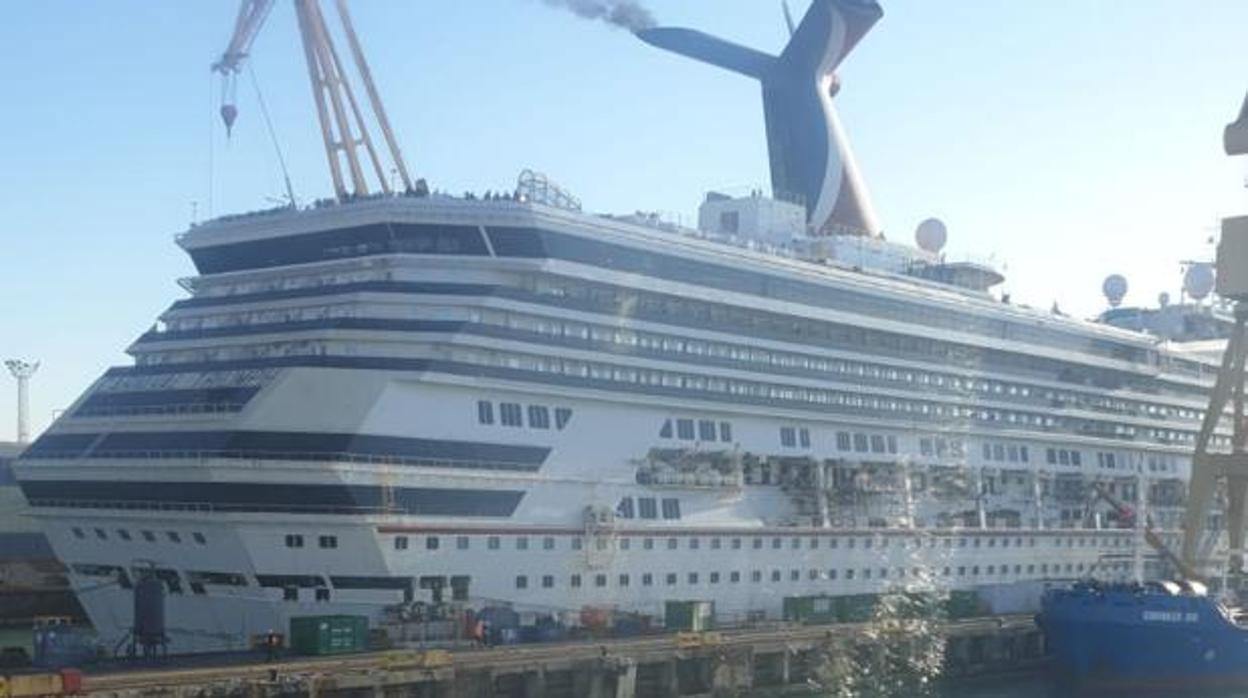 Imagen del ‘Carnival Triumph’, durante su reforma en Cádiz el pasado marzo