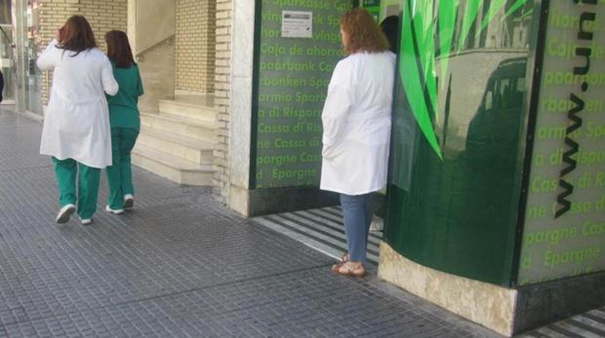 El SAS prohíbe a los trabajadores del hospital Puerta del Mar de Cádiz salir con el uniforme a la calle por el coronavirus