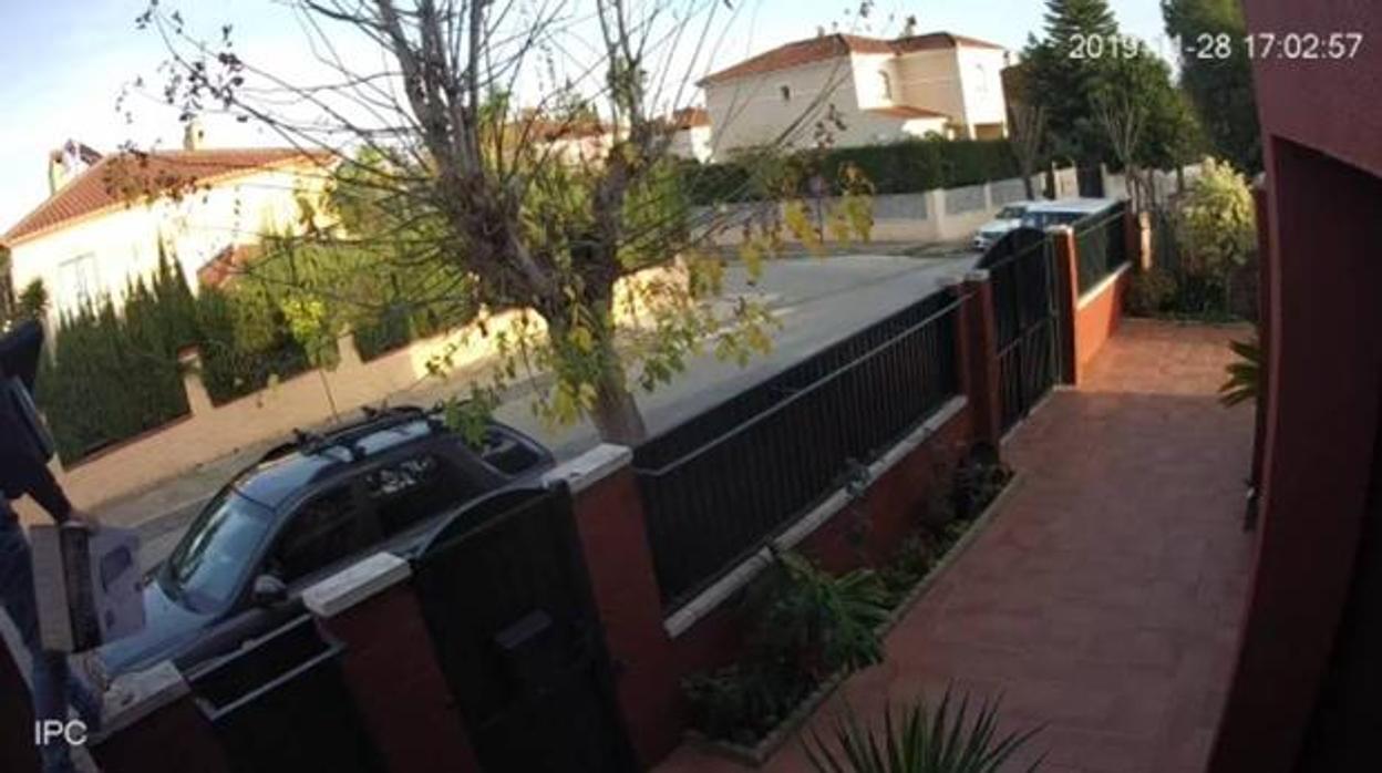 Captura de una cámara de seguridad en Gelves donde se aprecia a la izquierda un ladrón saltando el muro de una casa