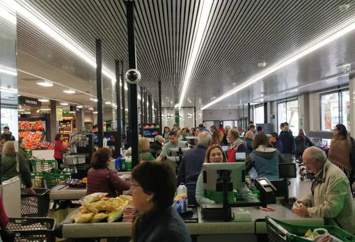 La crisis del coronavirus desborda los supermercados y las farmacias de Cádiz