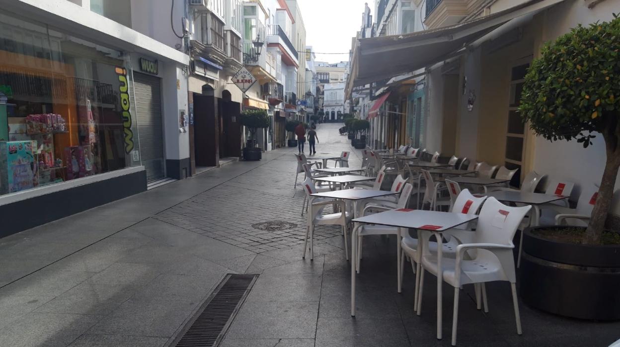 Terraza vacía en la calle Colón de San Fernando