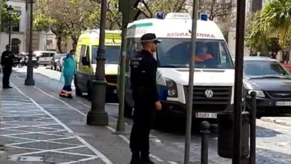 VÍDEO: Traslado, entre fuertes medidas de seguridad, de un posible positivo por coronavirus en Jerez