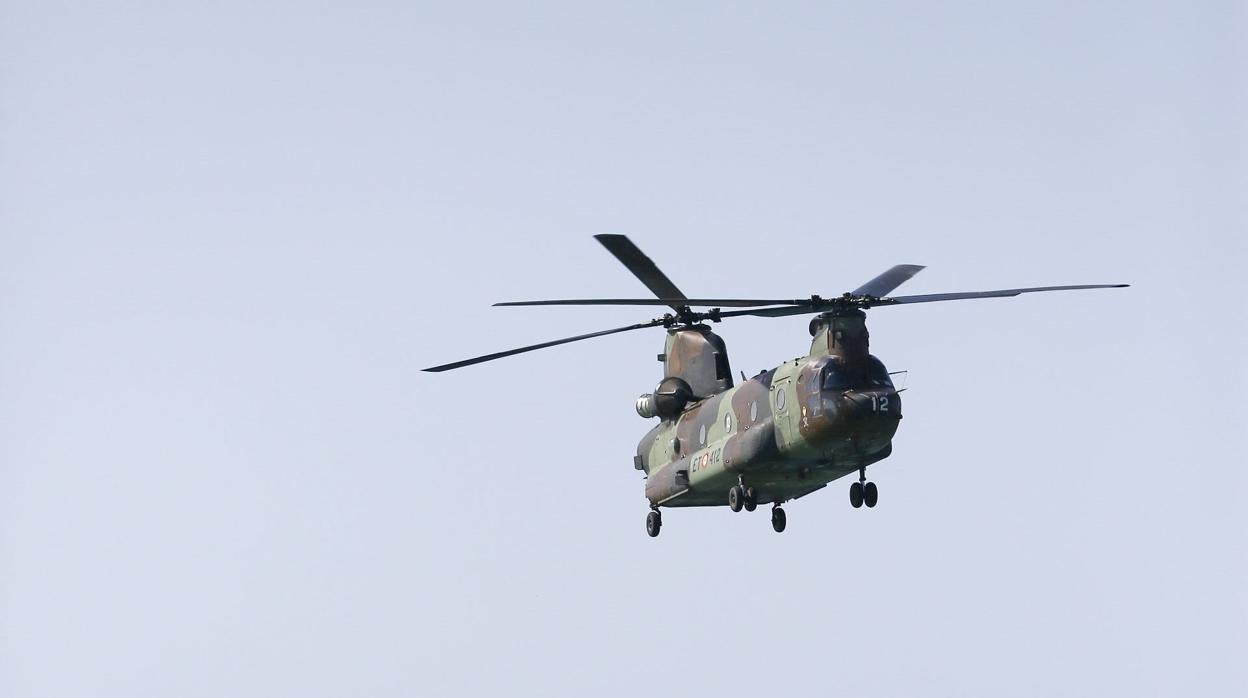 La última mentira habla de un avión del Ejército que «fumigará Cádiz». En imagen, un Chinook del Ejército de Tierra.