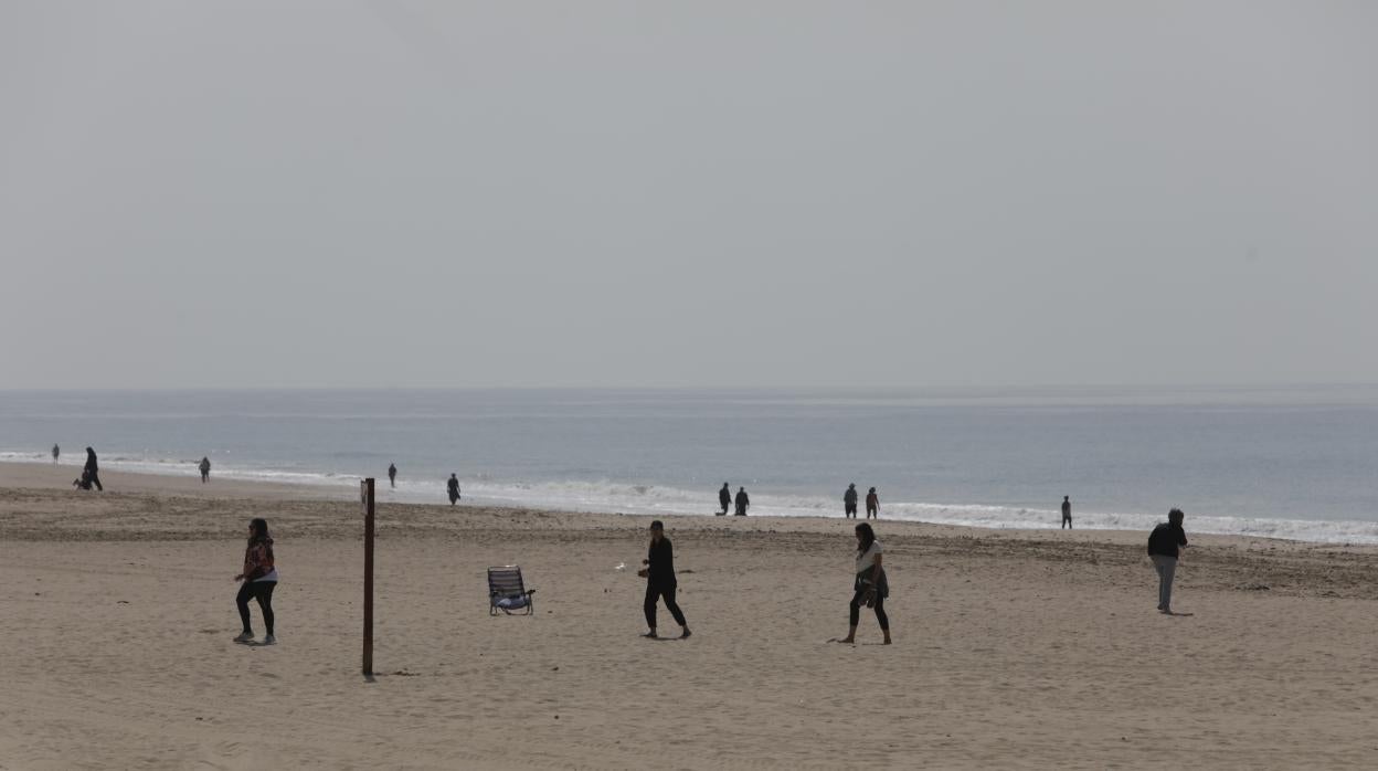 Cientos de paseantes en las playas de Cádiz pese al cierre