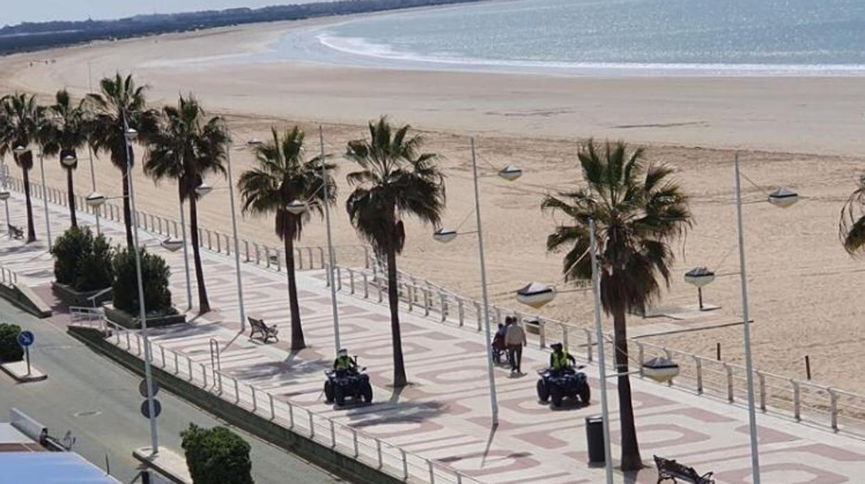 Controles policiales en el paseo marítimo de Valdelagrana