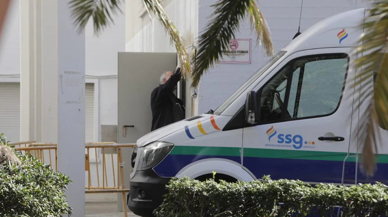 El hospital Puerta del Mar habilita el gimnasio como Urgencias para evitar el colapso por coronavirus