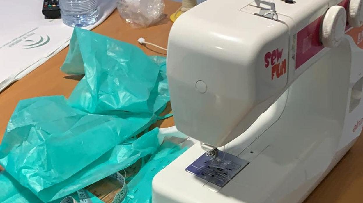 Teresa Rodríguez: «En el hospital de Jerez se han traído la máquina de coser y se están fabricando mascarillas con batas»