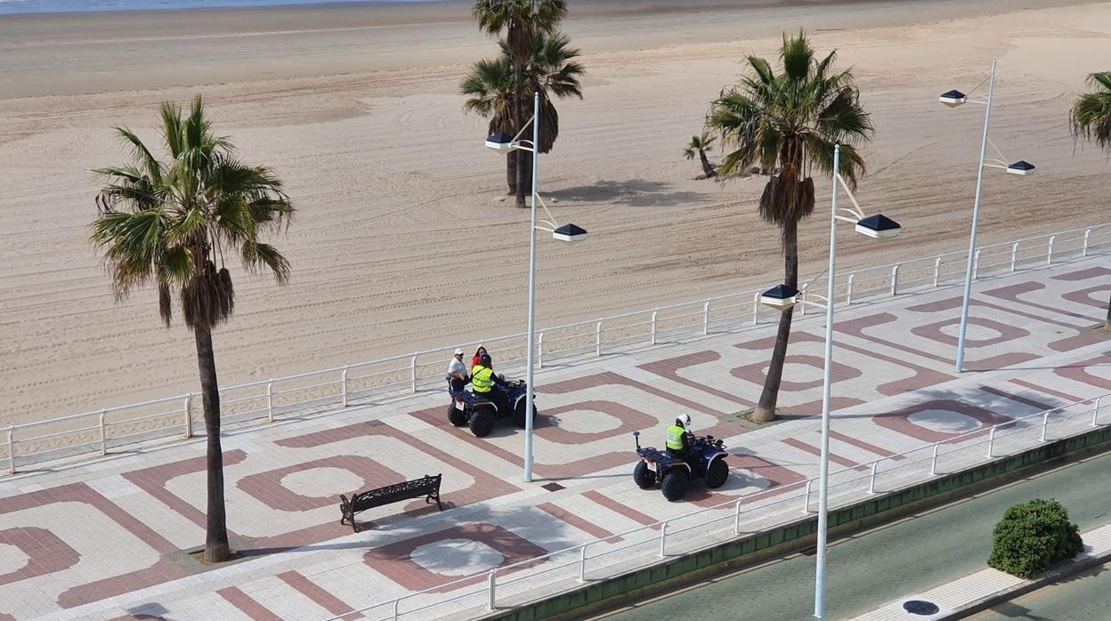 Patrulleros en el paseo marítimo de Valdelagrana explican que no se puede circular en pareja