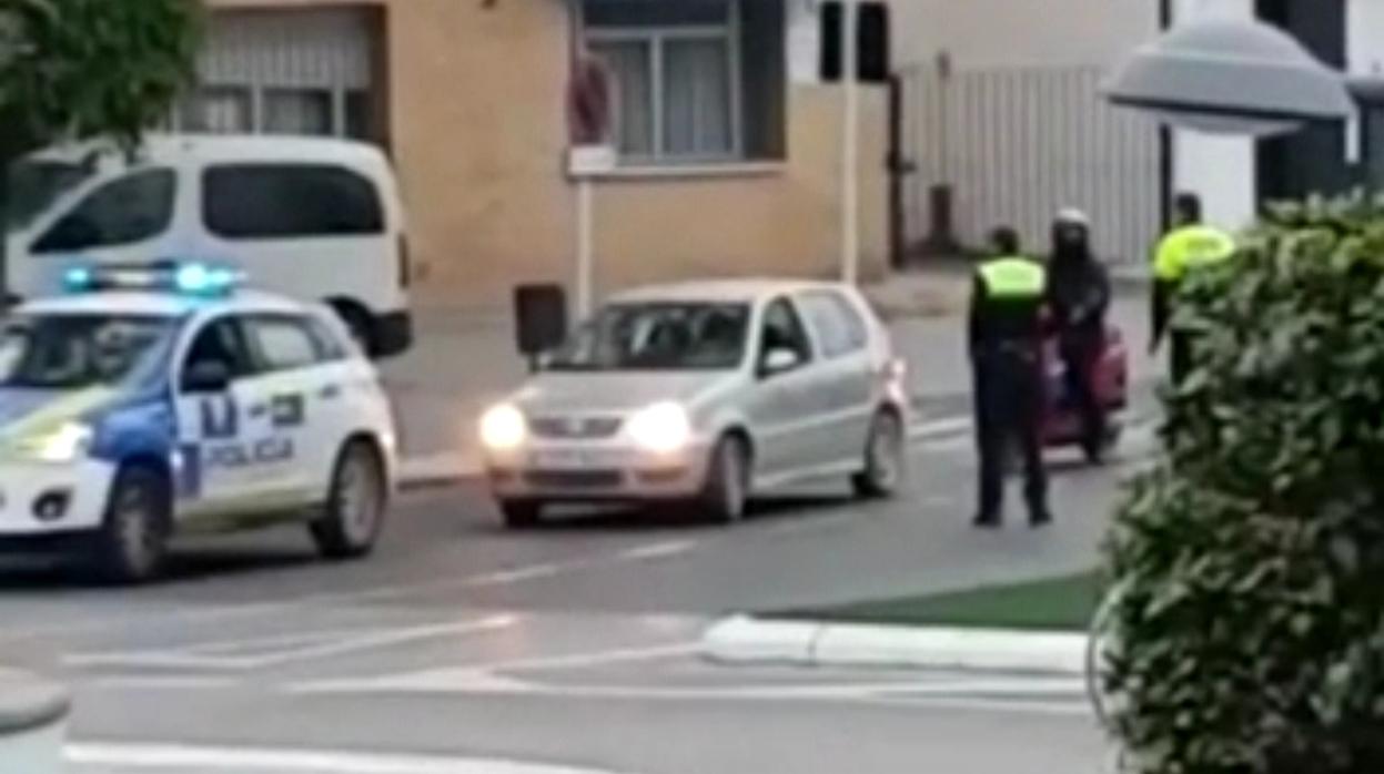 La Policía Local de Los Palacios y villafranca, lleva a cabo un control durante el estado de alarma