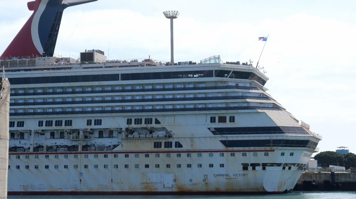 Imagen del 'Carnival Victory' en el astilelro de Puerto Real