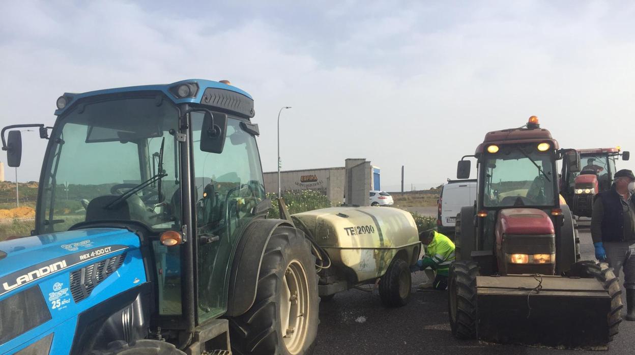 Varios tractoristas en la localidad de El Viso del Alcor