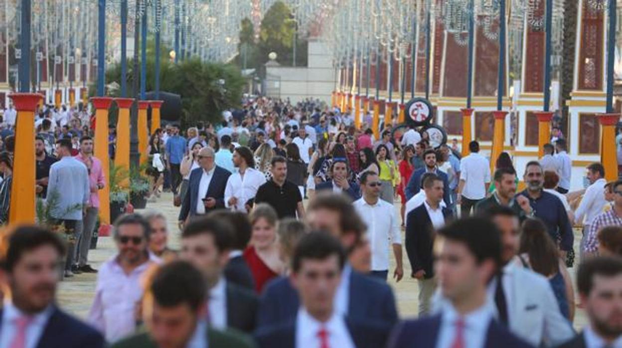 Una calle de la Feria de Jerez repleta de gente