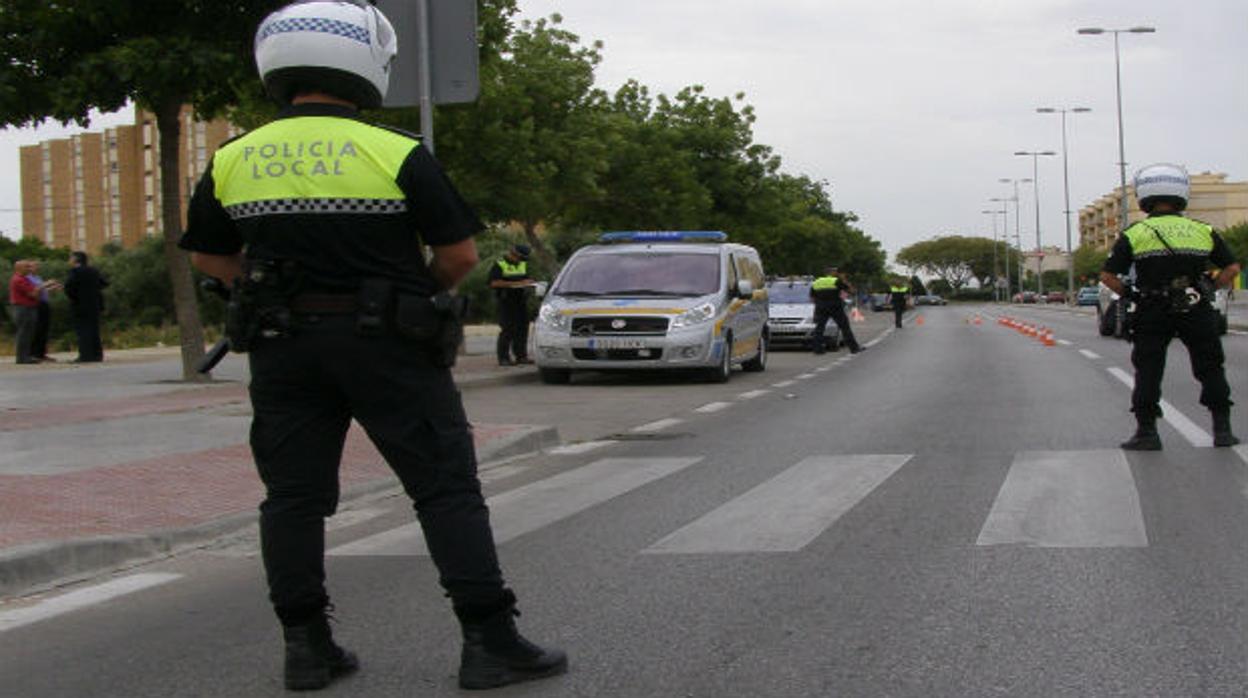 La Policía Local de Jerez denuncia a 56 personas por estar en la calle sin motivo justificado