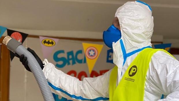 El Ayuntamiento de San Fernando desinfecta todos los colegios