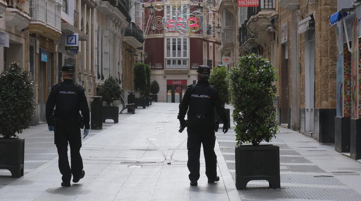 Dos agentes de la Policía Nacional patrullan este jueves a pie por el centro de Cádiz.