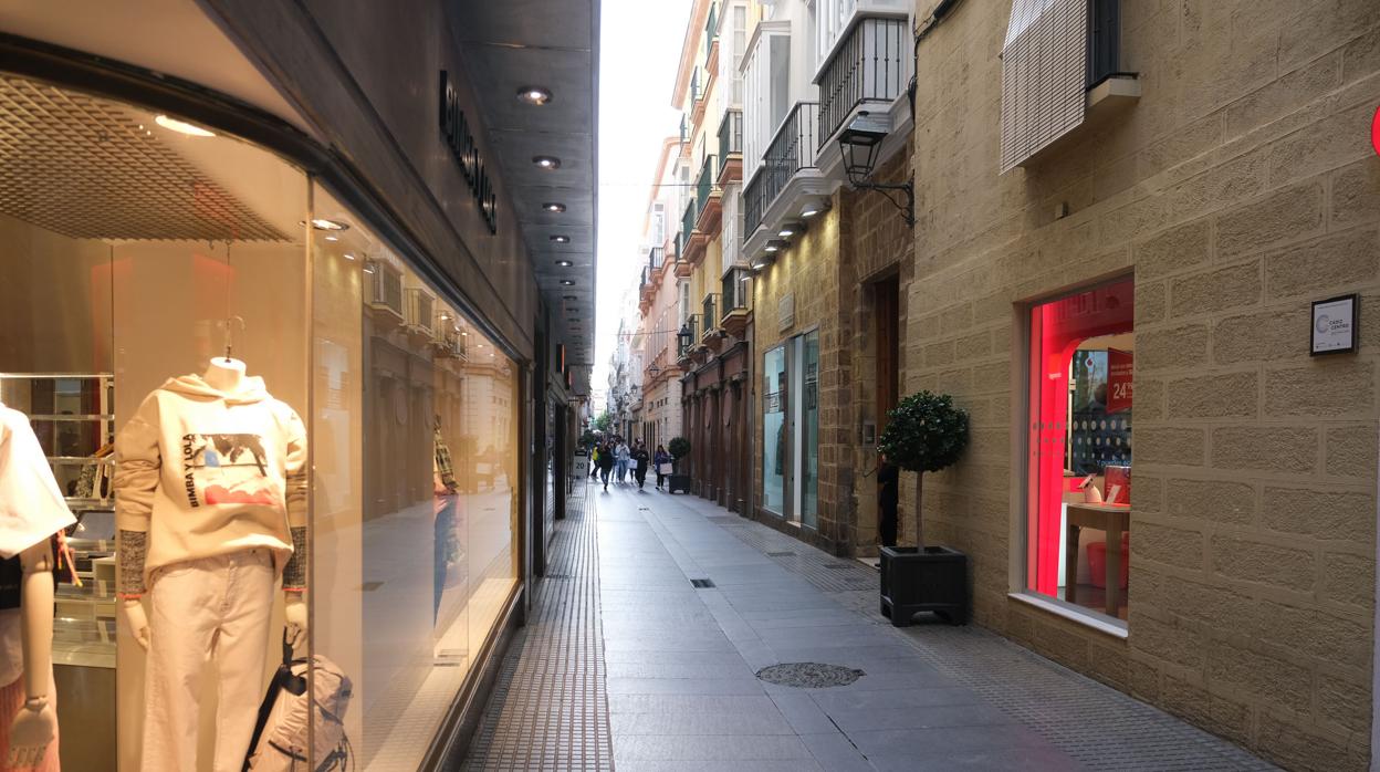 Las calles comerciales están vacías tras el cierre de la mayoría de los estabecimientos.