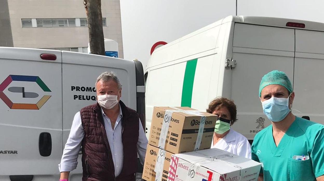 Entrega del material para la protección de los sanitarios en el hospital de Jerez