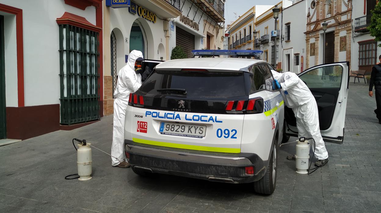 Proceso de desinfección a las puertas del Ayuntamiento de uno de los vehículos de la Policía Local de Lebrija