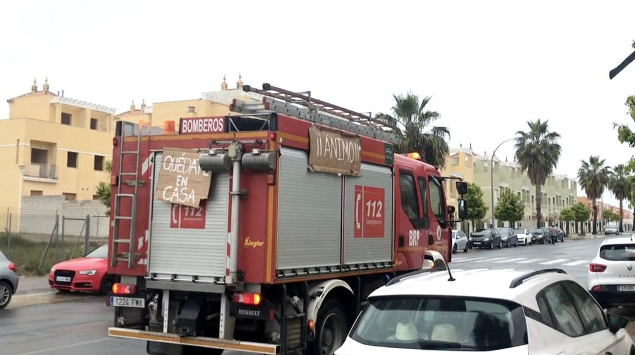 Un camión de bomberos recorre las calles de Gerena a ritmo de Semana Santa