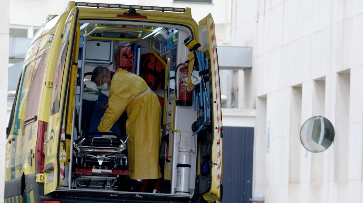 Una ambulancia llegando esta mañana a las urgencias del hospital Puerta del Mar de Cádiz