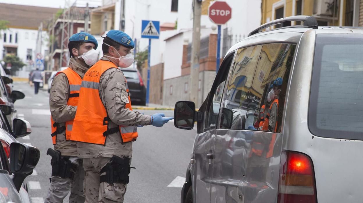 Dos militares del Ejército del Aire en una de las calles de la barriada de Lepanto de Mairena del Aljarafe