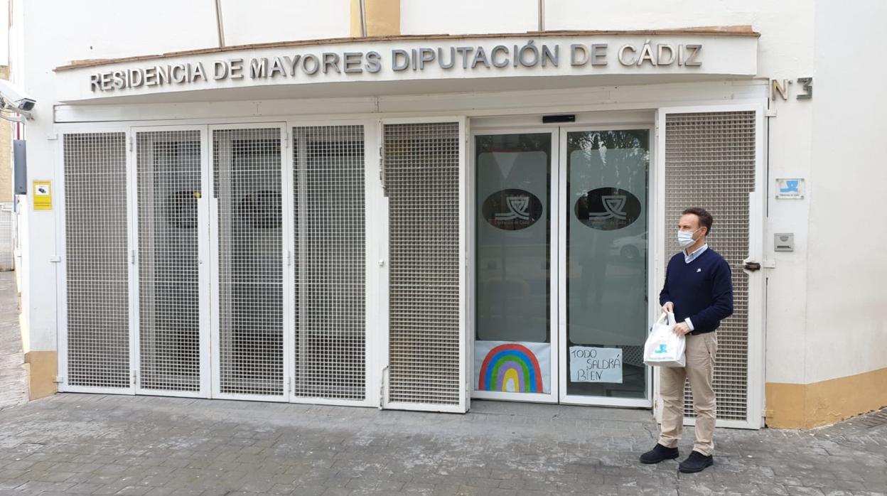 David de la Encina, diputado de Bienestar Social, en la residencia de mayores en la calle Zarza, en El Puerto de Santa María.