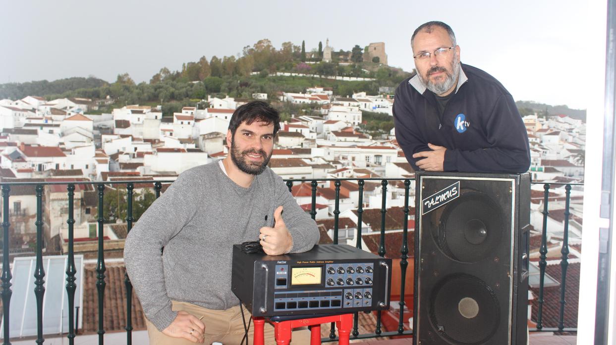 Juanma Saavedra y Alberto Lorenzo, productores de KTV en el balcón con la megafonía instalada.