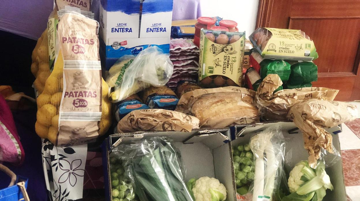 Algunos de los packs de alimentos que se están repartiendo a familias de Cádiz por parte de las asociaciones.