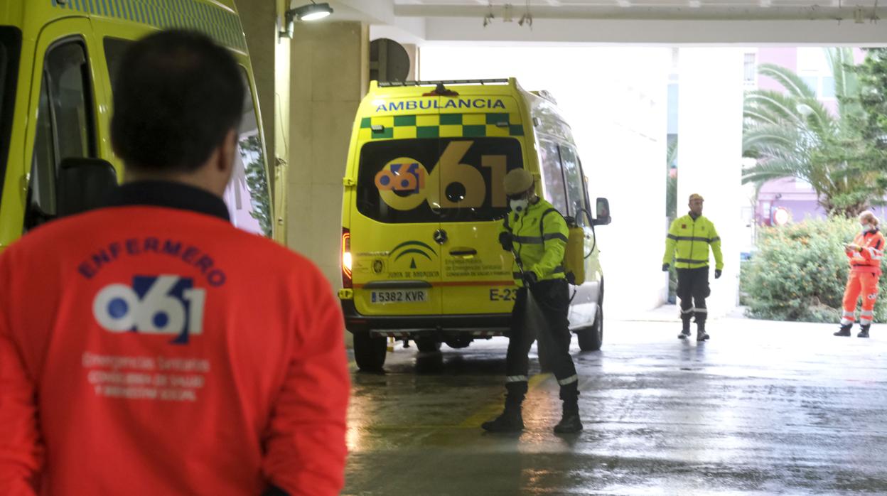 La UME desinfectando la semana pasada el Hospital Puerta del Mar.