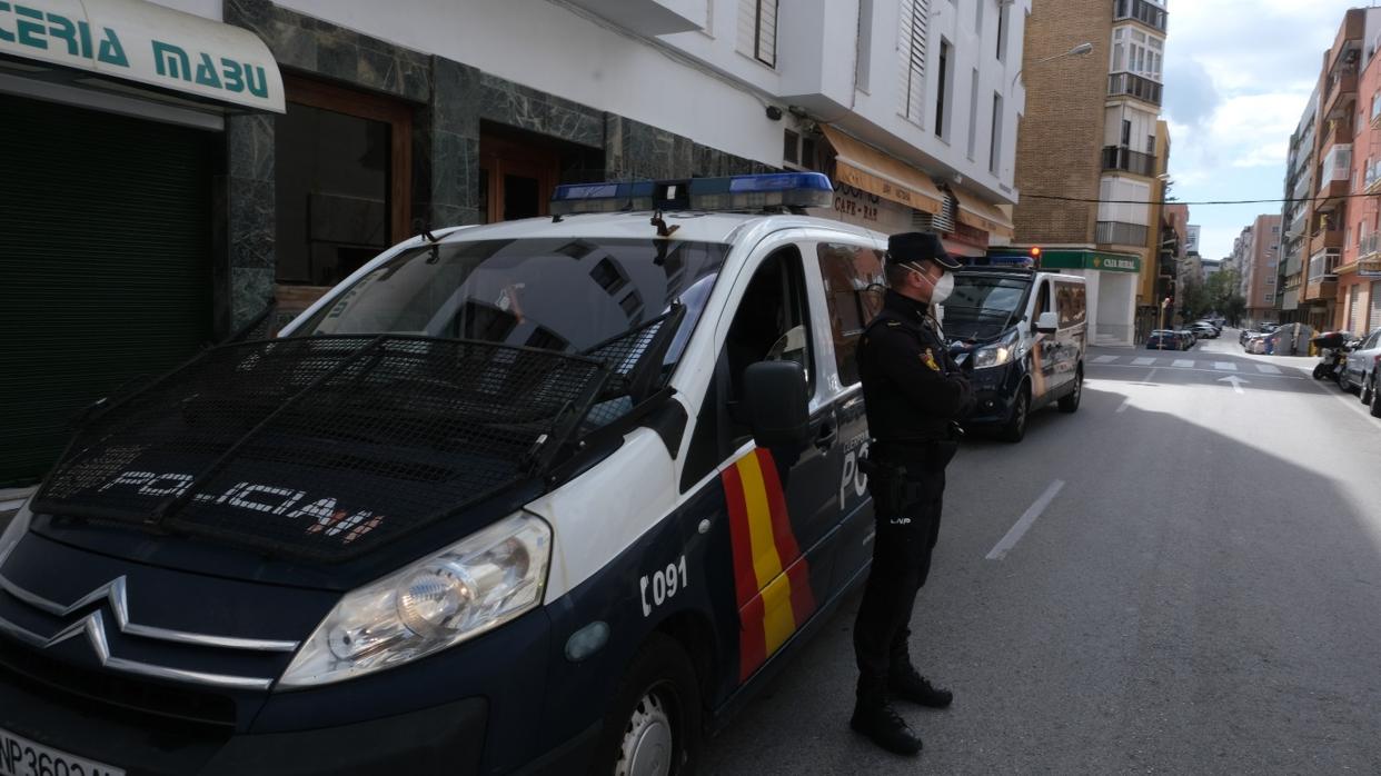 Un agente de la UPR de la Policía Nacional, en la labores de control este pasado domingo en Cádiz.