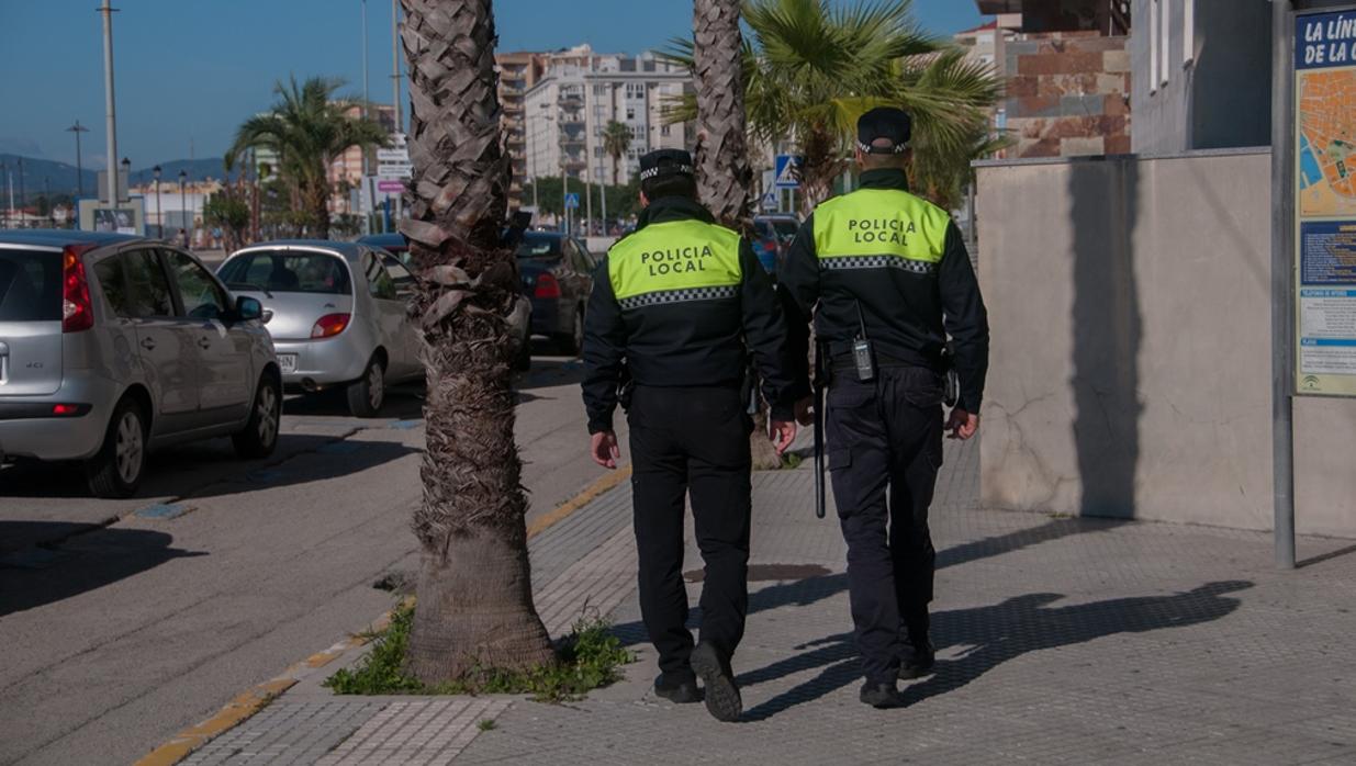 Una pareja de policías locales de La Línea