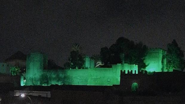 El Castillo de Mairena del Alcor se ilumina de «verde esperanza» para luchar contra la pandemia