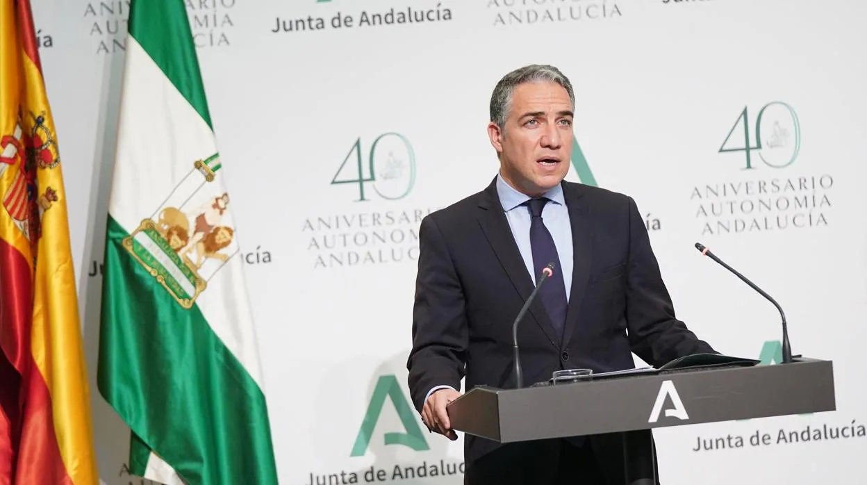 El consejero de Presidencia y portavoz de la Junta, Elías Bendodo, durante su comparecencia hoy en Sevilla tras la reunión celebrada por el consejo de Gobierno.