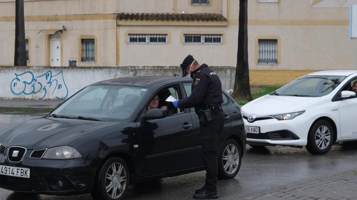 Un agente de la Policía Nacional en un control de vehículos.