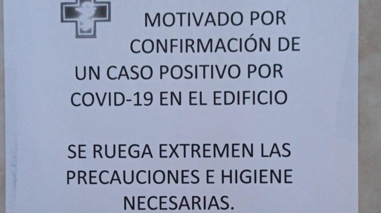 Cartel del aviso en el edificio situado en la calle Crucero Baleares, número 56.