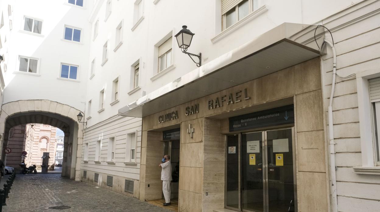 Acceso al hospital San Rafael, en el centro histórico de Cádiz.