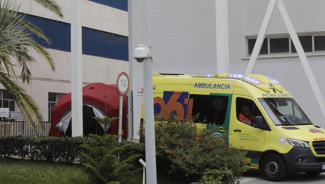 Nueva carpa de atención a pacientes, operativa en el hospital Puerta del Mar.