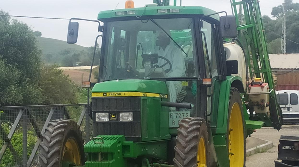 Agricultores voluntarios se vuelcan en la desinfección de las barriadas rurales de Jerez