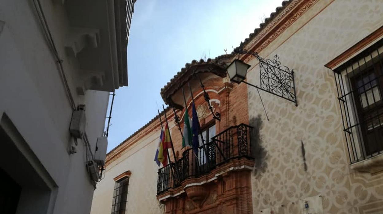 Las banderas lucen a media asta en Carmona desde este sábado