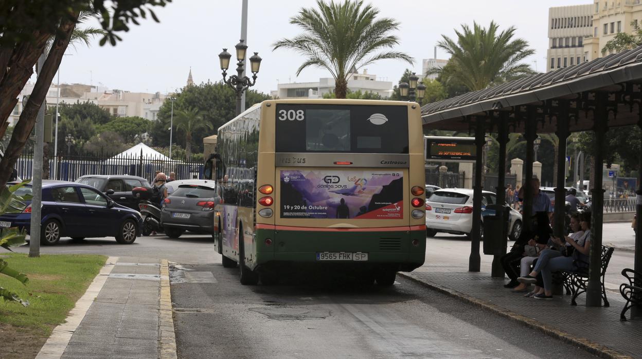 Un autobús urbano de Cádiz saliendo de una parada.