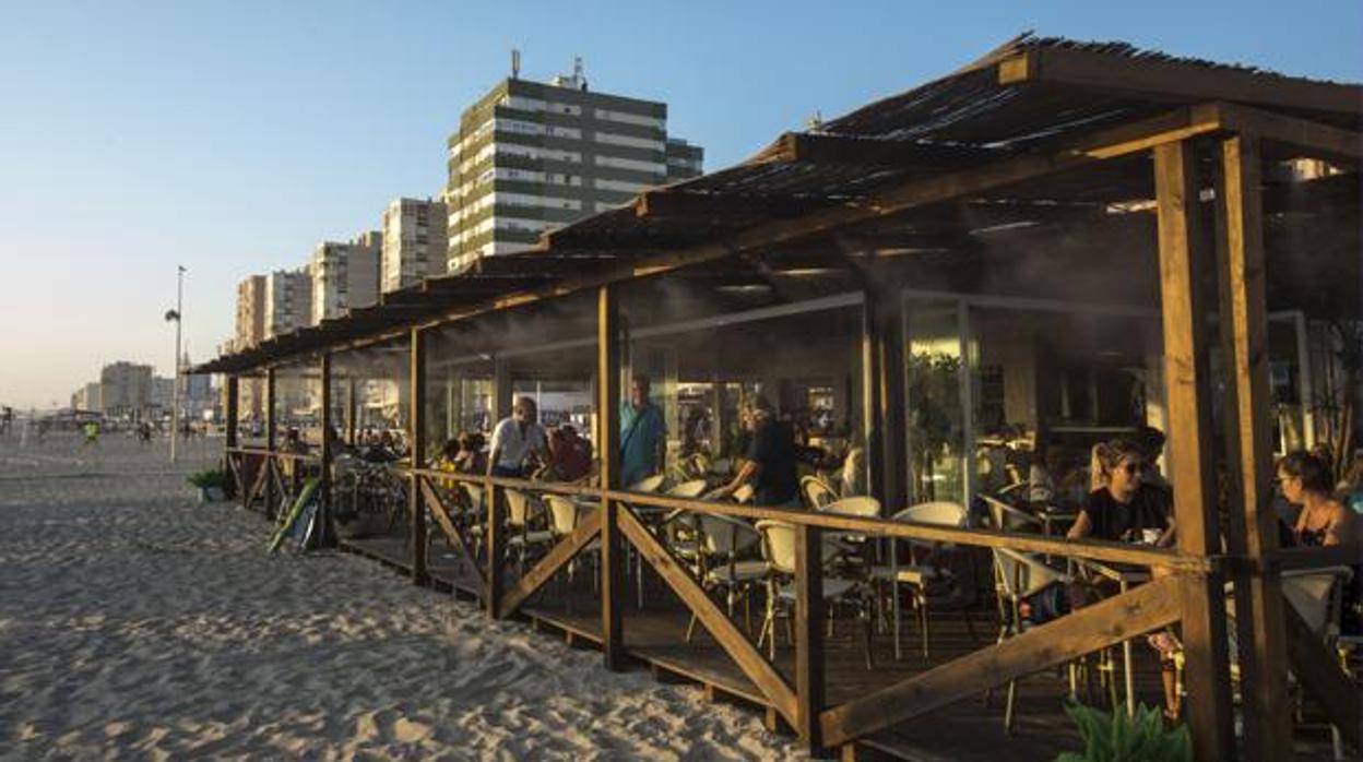 Piden una moratoria en los impuestos y tasas para los empresarios de la playa en Cádiz